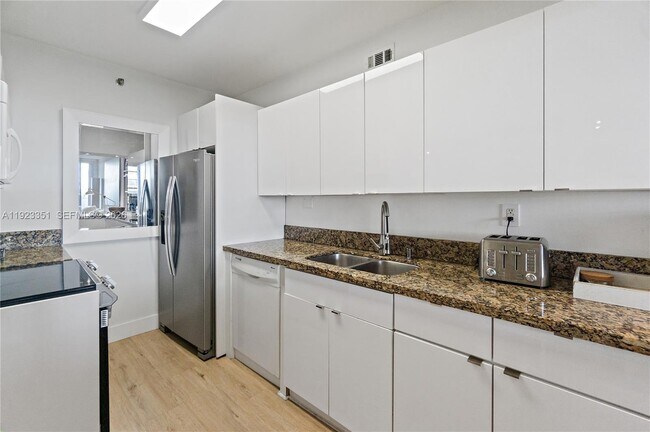 Building Photo - 100 Lincoln Rd