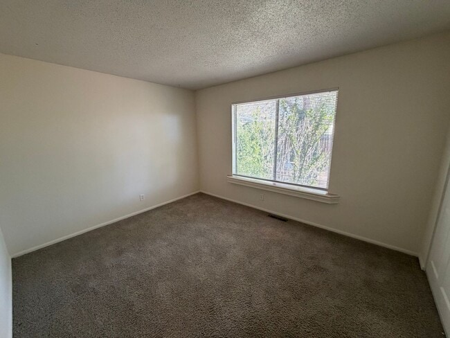 Building Photo - Cute 3 Bedroom Home in Sparks!