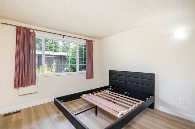 Building Photo - Stunning Lake Sammamish View | 5 Bed, 3 Ba...