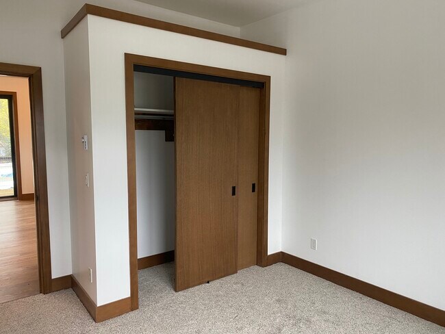 Building Photo - 334 Meadows Dr