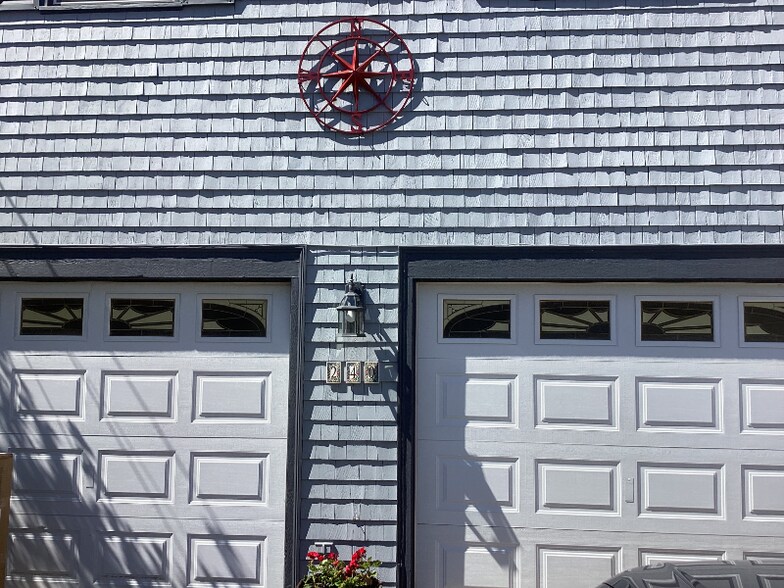 Building Photo - 240 Narragansett Ave