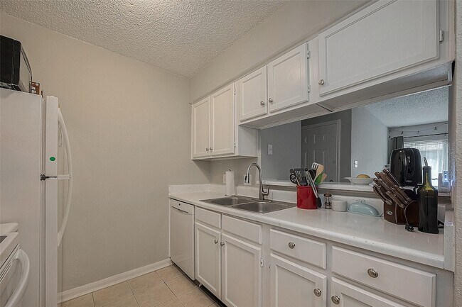 Building Photo - 2120 El Paseo St