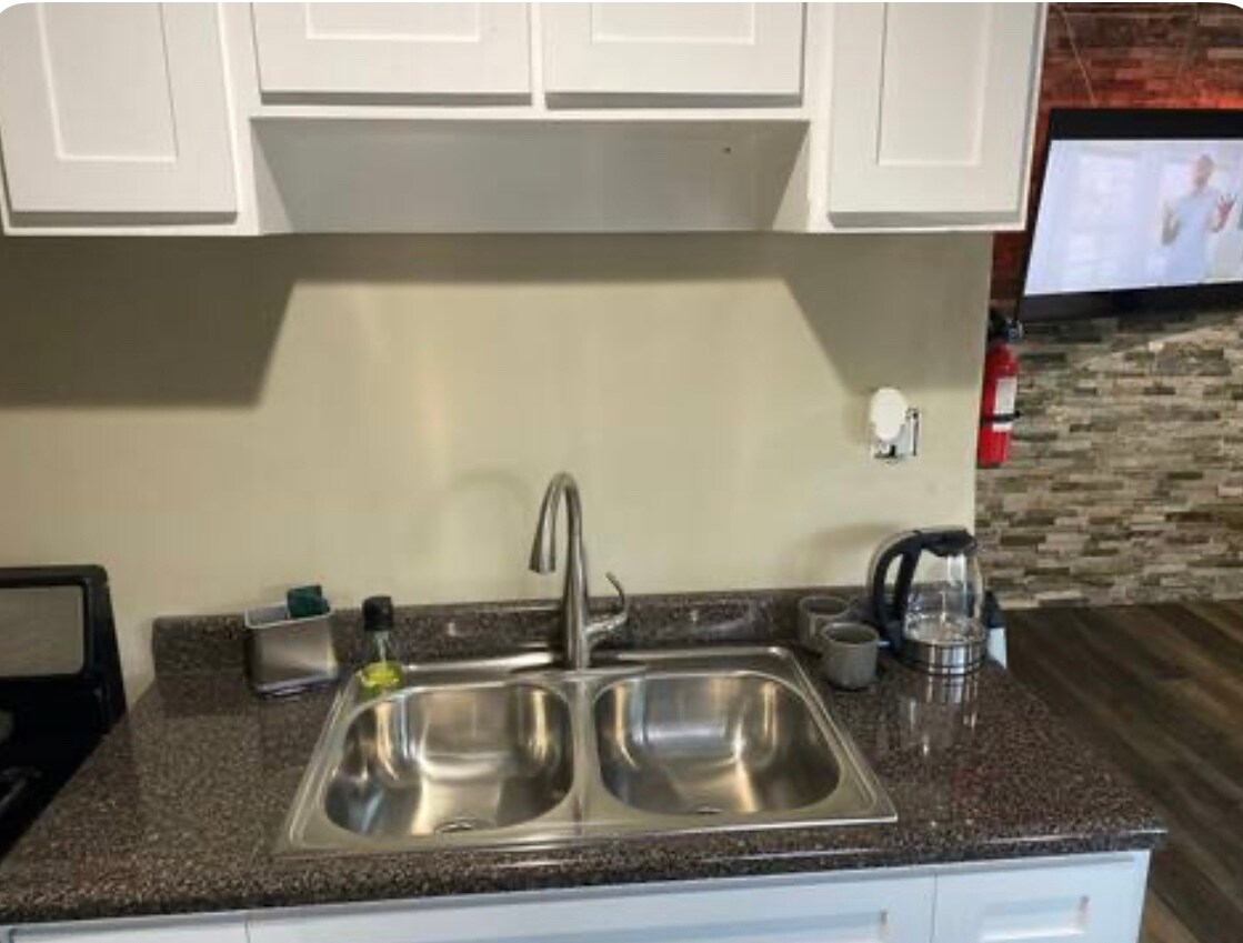 Building Photo - 2712 E Dominguez St