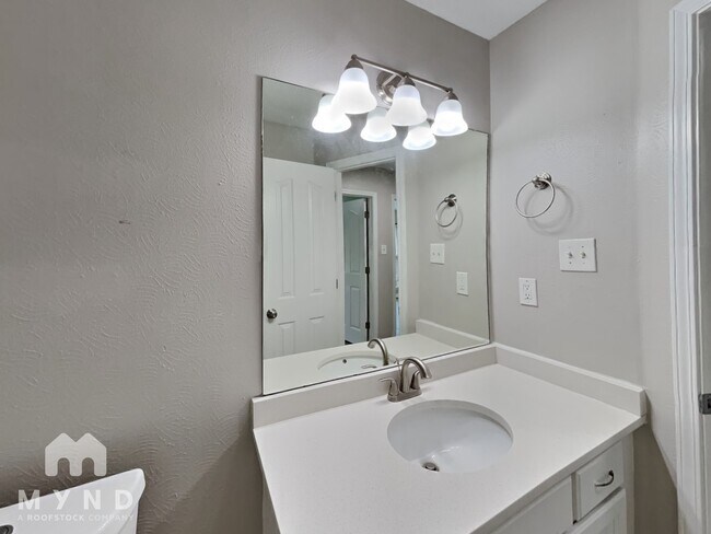 Building Photo - 15 Rolling Oaks Dr