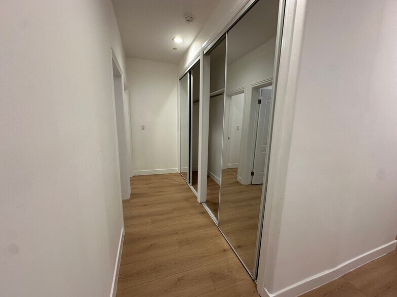 Building Photo - 1109 La Peer Dr