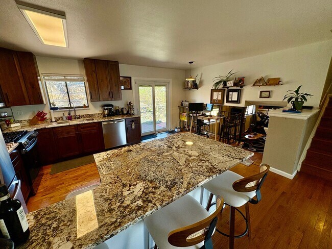 Building Photo - Stunning Morrison 3 bed/2 bath Corner Lot