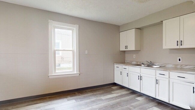 Building Photo - Lorain 2 Bedroom Single Family Home