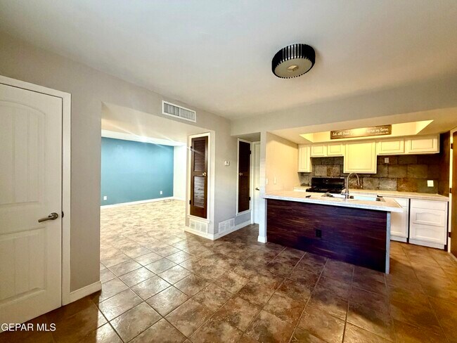 Building Photo - 11105 La Quinta Pl