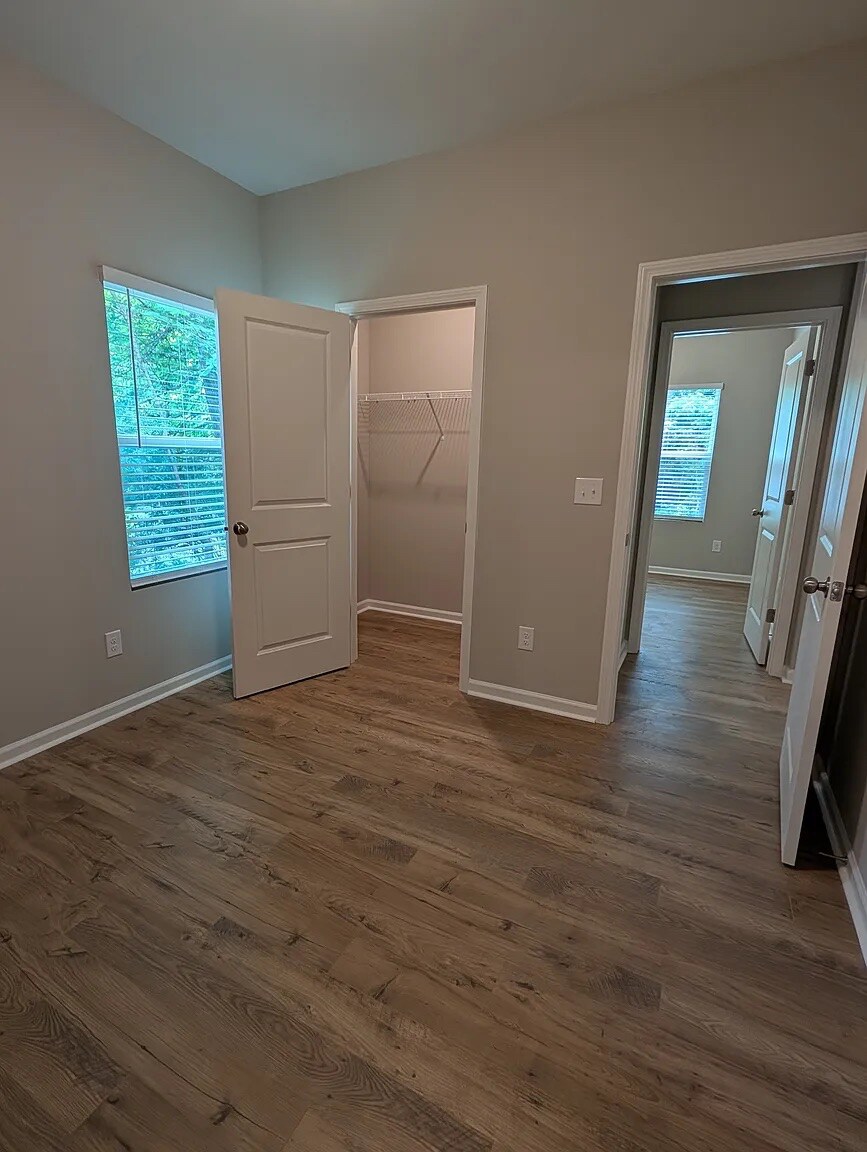 Building Photo - Room in Townhome on Reeves St