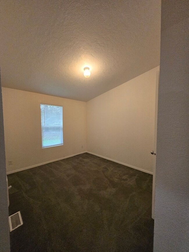 Building Photo - 3 Bedroom 2 Bath