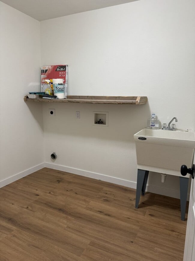 Building Photo - HARD TO FIND 4 BEDROOM