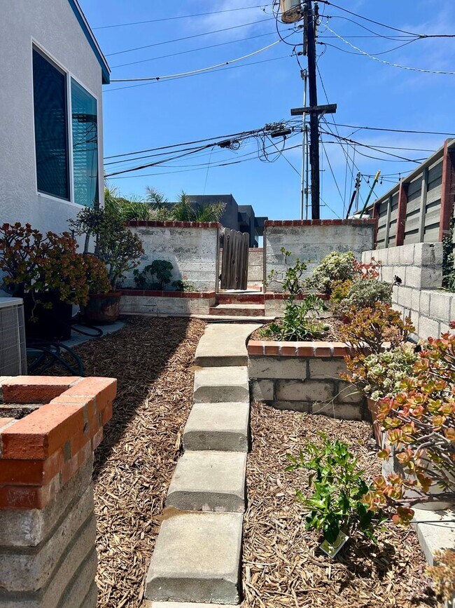 Building Photo - Charming 2 Bed / 2 Bath Coastal Retreat with Ocean Views in Ocean Beach