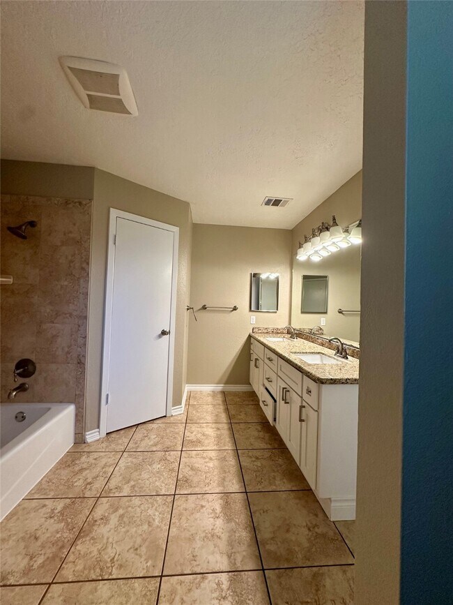 Building Photo - 1111 E Brompton Dr