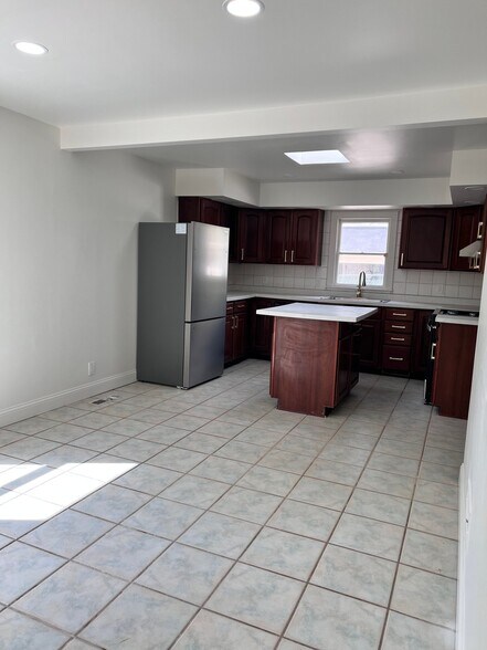 Building Photo - 2925 W Kenwood Ave