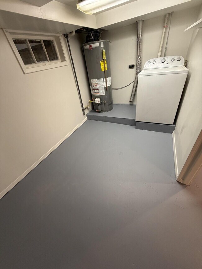 Building Photo - 2 Bed 1 Bath Unit Close to Main Street. All Utilities Included