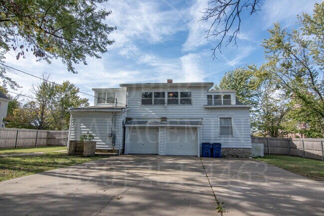 Building Photo - 4-Bedroom 2-Bathroom + Bonus Room