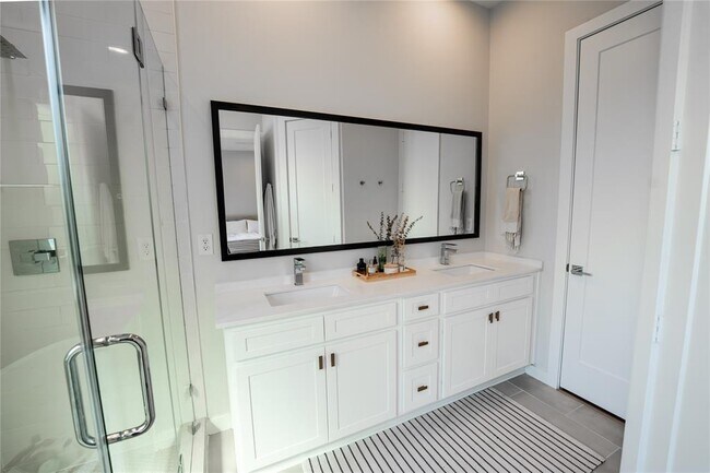 Building Photo - 827 Martin St