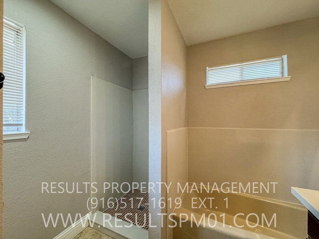 Building Photo - Freshly updated 2 bedroom duplex w garage