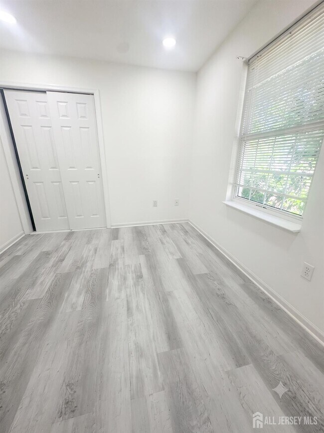 Building Photo - 214 Hall Ave
