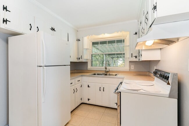Building Photo - Classic Mid-Century Ranch Charlotte Park Available!