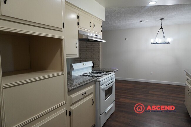 Building Photo - Spacious 4BR/2BA Bakersfield Home with Fireplace