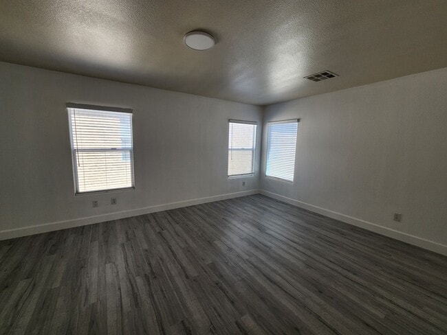 Building Photo - Sleek 2 story home with tile in most living areas and upgraded kitchen.