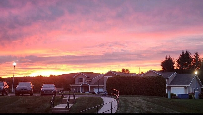 Building Photo - 184 Ridgeview St