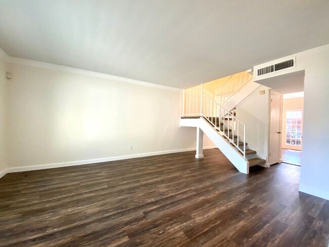 Building Photo - 3 bedroom w/ attached Garage!