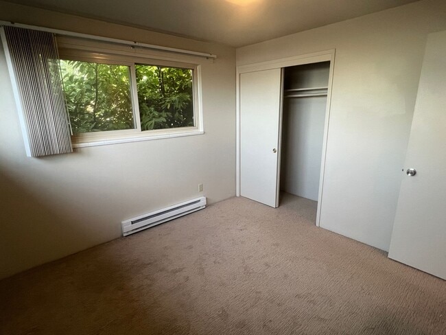 Building Photo - Spacious Fremont 2BR/1BA, split level with private balcony, recently remodeled kitchen!