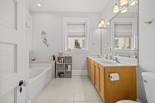 Building Photo - Amazing Garden-Style Condo Available NOW! ...