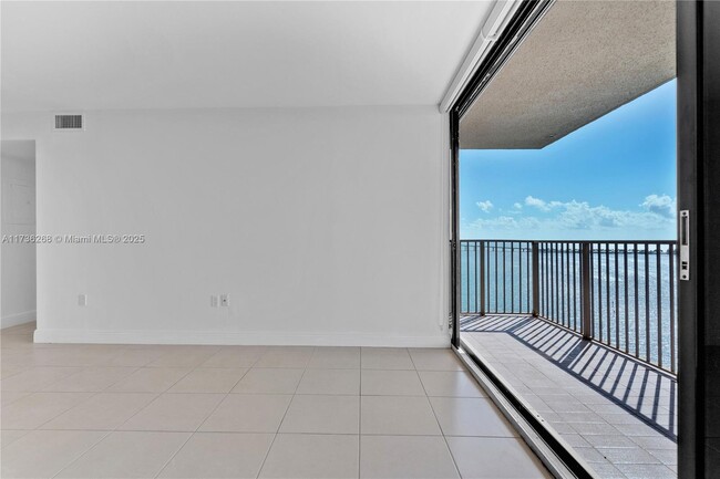 Building Photo - 1450 Brickell Bay Dr