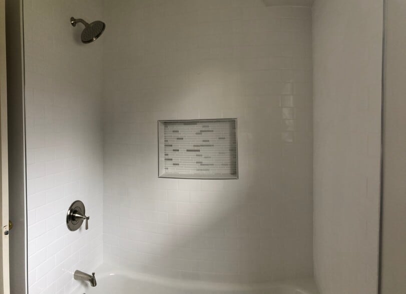bathtub/shower - 10630 Kenilworth Ave