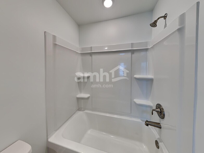 Building Photo - 204 Chase Ln