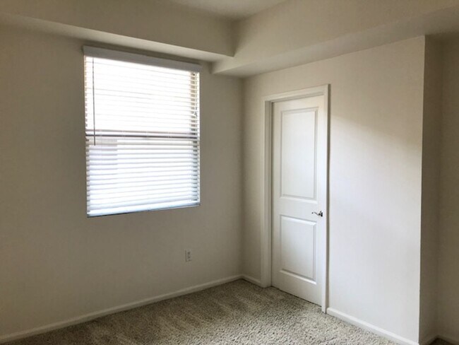 Building Photo - 2BR + 2 1/2BA CONDO AVAILABLE NOW IN BURBANK!