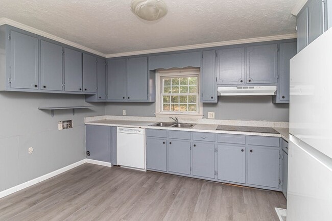 Building Photo - SPACIOUS Brick Home ~ Great location close...