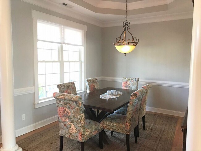 Building Photo - CROWN POINTE