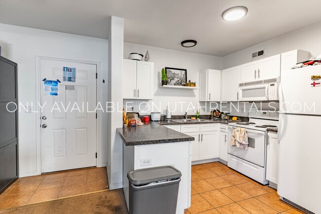 Building Photo - 898 E 700 N