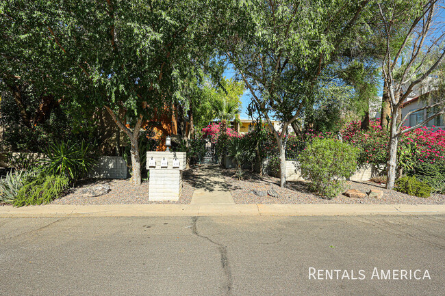 Building Photo - 4824 N Woodmere Fairway