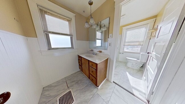 Building Photo - Single-Family 2-Story Home with Utilities Included