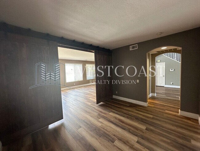 Building Photo - Bright & Spacious 4-Bed Townhome in Prime ...