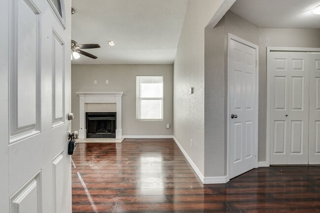 Building Photo - Spacious 3-bedroom home with bonus room, fenced yard, and 2-car garage in Country Hollow.