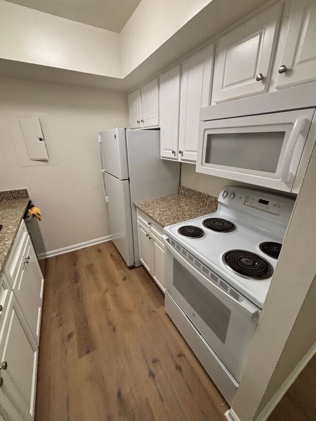 Building Photo - Updated 3Bedroom/2Bathroom - Great Location!