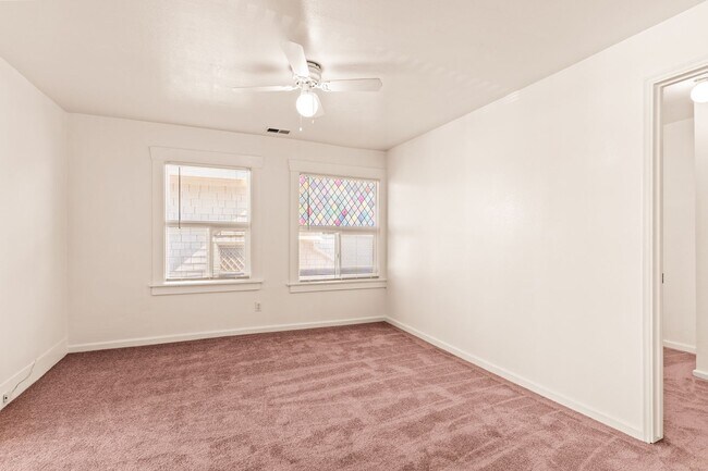 Building Photo - Utilities Included! 3 Bedrooms w/ Bonus Room & Spacious Kitchen