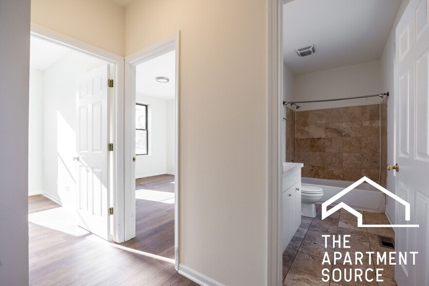 Building Photo - 1260 N Greenview Ave