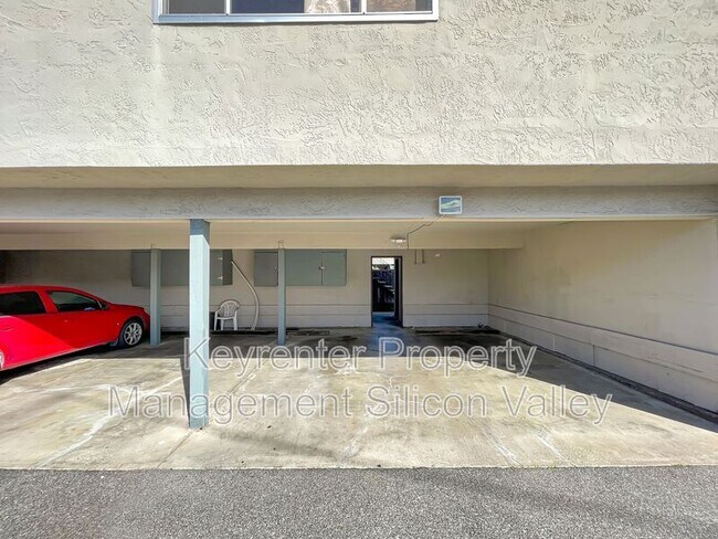 Building Photo - 878 Castlewood Dr