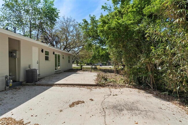 Building Photo - 2240 Conway Dr