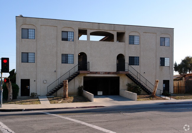 Building Photo - 501 Hyde Park Pl