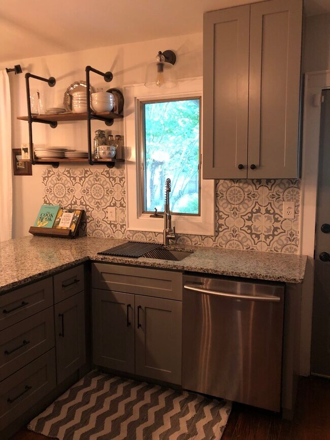Building Photo - Charming Home in Haymount