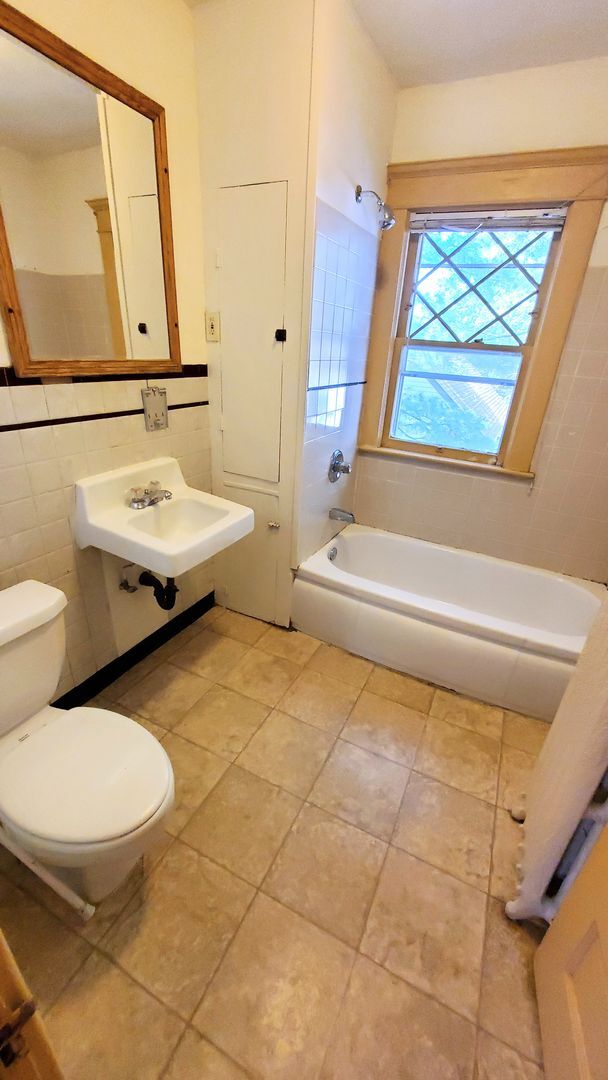 Building Photo - Charming 4-Bedroom Home in East Isles