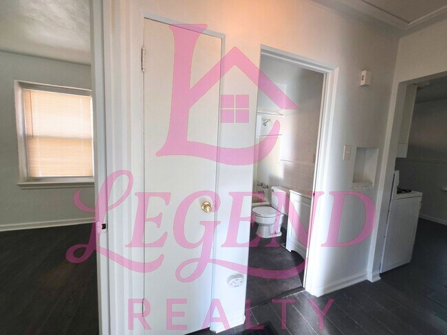 Building Photo - Cozy 2 Bedroom 1 Bathroom Home!